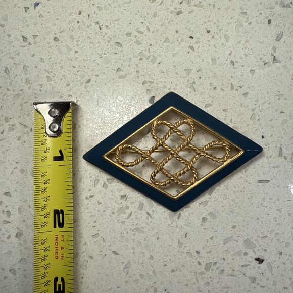 Vintage Monet‎ Goldtone Twisted Rope Blue Enamel Diamond Shape Brooch Pin - Picture 4 of 5